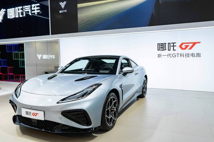 广州71哪吒汽车在智能汽车领域的表现，领途汽车在新能源汽车市场中的影响力